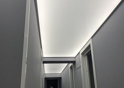 Iluminación LED decorativa en pasillo