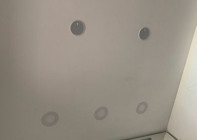 Iluminación LED y altavoces en cuarto de Baño
