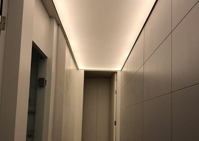 Instalación de LED en techo de pasillo